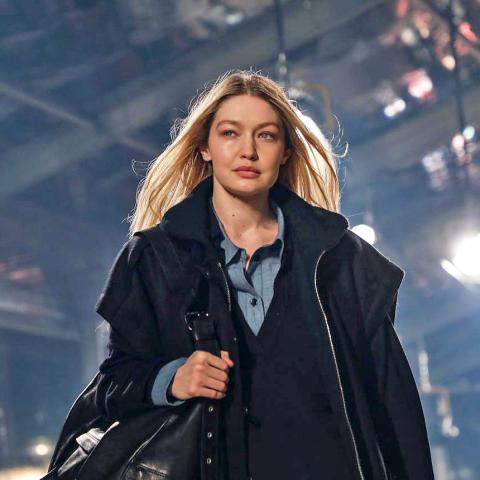 Η Τζίτζι Χαντίντ ποζάρει σε πασαρέλα