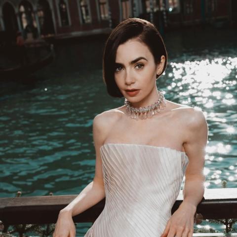 Η Λίλι Κόλινς φωτογραφίζεται για το Emily in Paris