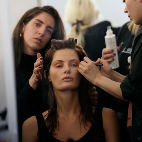 Μοντέλο που την βάφουν