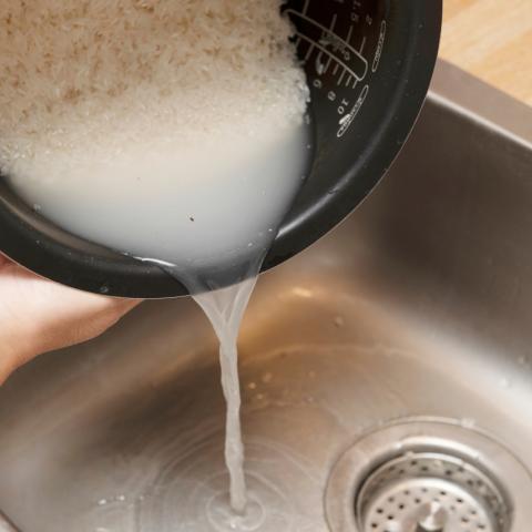 Νερό από ρύζι που καταλήγει στο νεροχύτη