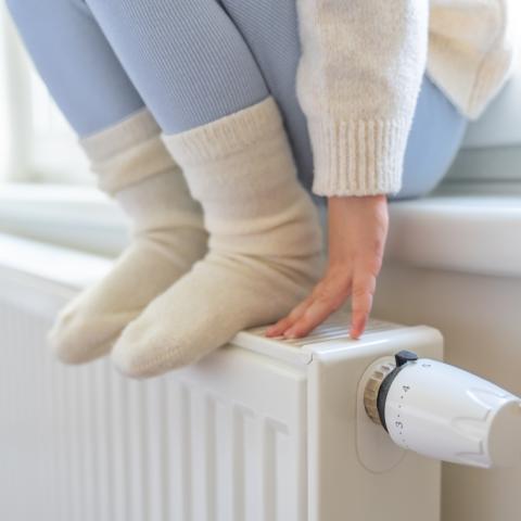 Άτομο που κάθεται στο καλοριφέρ