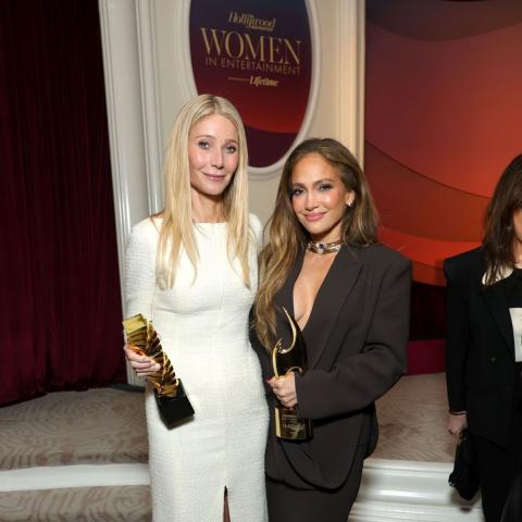 Η Γκουίνεθ Πάλτροου μαζί με την Τζένιφερ Λόπεζ