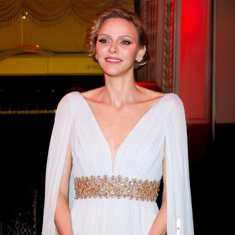 Η πριγκίπισσα Σαρλίν με λευκό φόρεμα