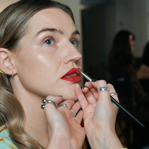 Οι τρεις κορυφαίες υφές μακιγιάζ που θα καθορίσουν το γιορτινό look του 2025