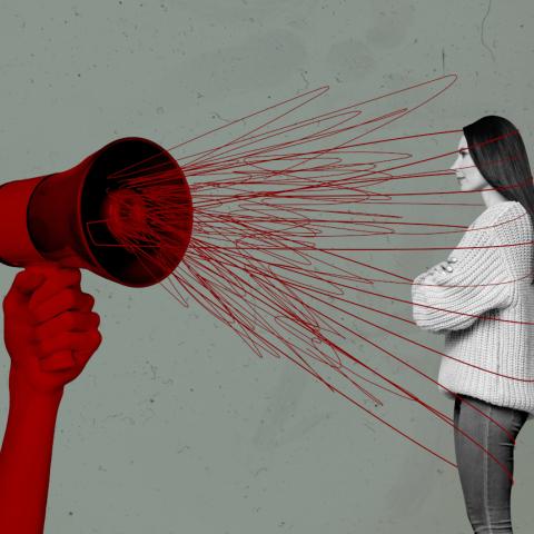 Ντουντούκα που φωνάζει σε μία γυναίκα