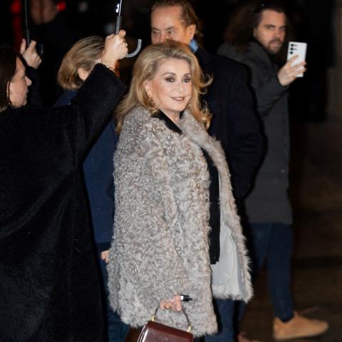 Η Κατρίν Ντενέβ σε επίδειξη μόδας