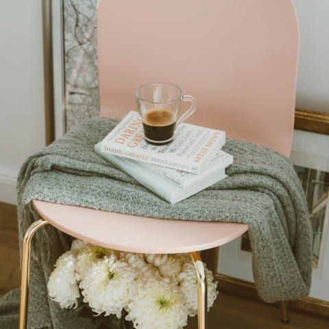 Βιβλίο πάνω σε καρέκλα 