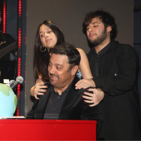 Γιώργος Θεοφάνους: Η σπάνια κοινή εμφάνιση με τα παιδιά του στο πάρτι των γενεθλίων του