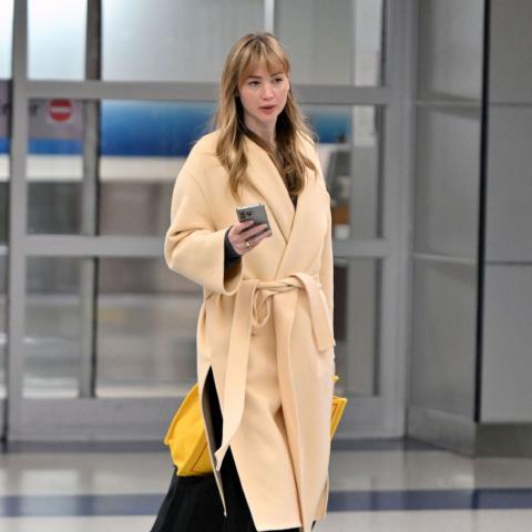 Η Τζένιφερ Λόρενς στο αεροδρόμιο JFK