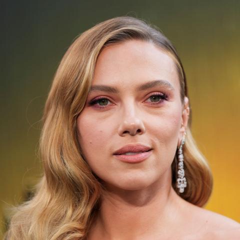 Η Σκάρλετ Γιόχανσον με μαύρο φόρεμα