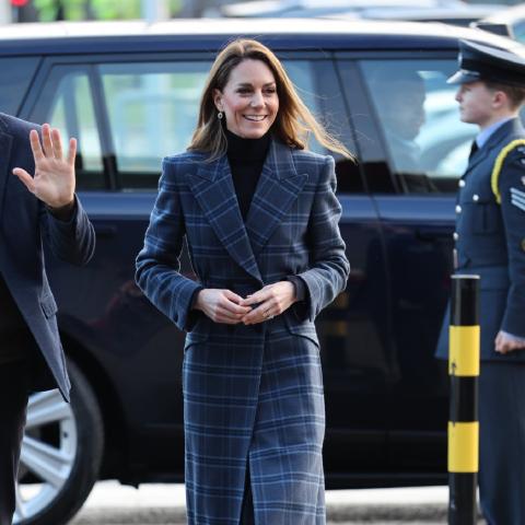 Η Κέιτ Μίντλετον με καρό παλτό/Φωτογραφία: Zak Hussein / SplashNews.com