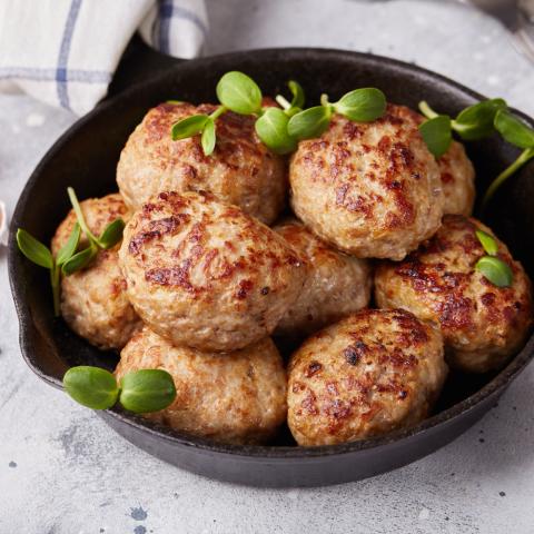 Κεφτέδες φούρνου με λιαστή ντομάτα και φέτα / Φωτογραφία: Shutterstock