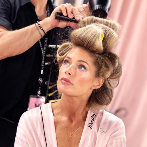 Μοντέλο φτιάχνει τα μαλλιά του