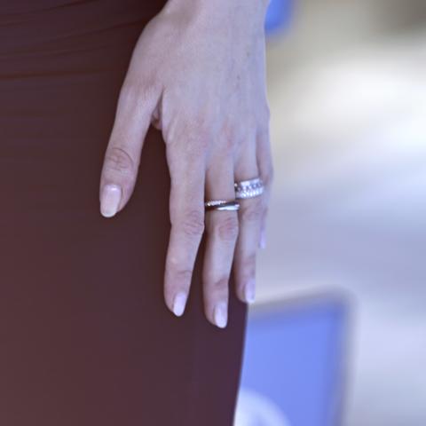 (D) Πείτε αντίο στο γαλλικό μανικιούρ και τα κόκκινα νύχια, αυτή είναι η πιο κομψή τάση για το 2026