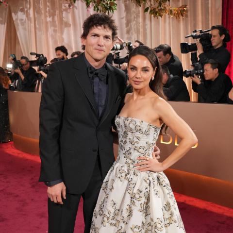 Η Μίλα Κούνις και ο Άστον Κούτσερ στις Χρυσές Σφαίρεσ 2026/ Φωτογραφία: AP