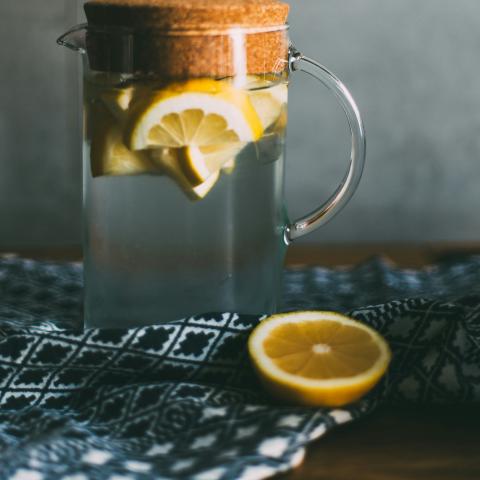 Το λάθος που κάνουν πολλοί όταν πίνουν χυμό λεμονιού με άδειο στομάχι το πρωί