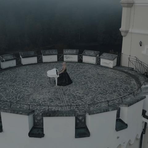 Το πιάνο της ιπτάμενης πιανίστριας «ξυπνά» ένα κάστρο 800 ετών