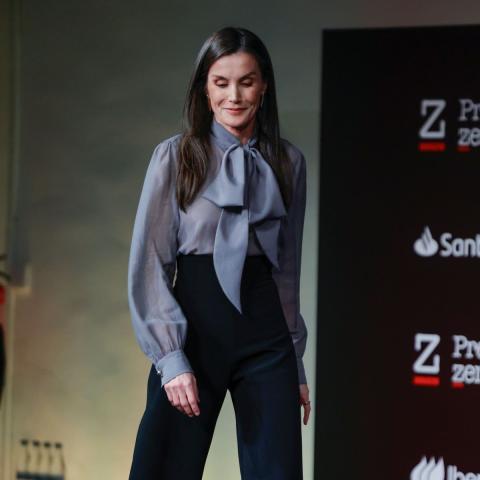 Η βασίλισσα Λετίθια με παντελόνι και τοπ με φιόγκο