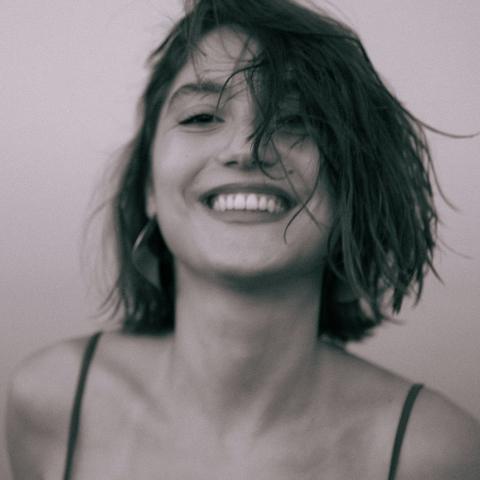 γυναίκα χαμογελά