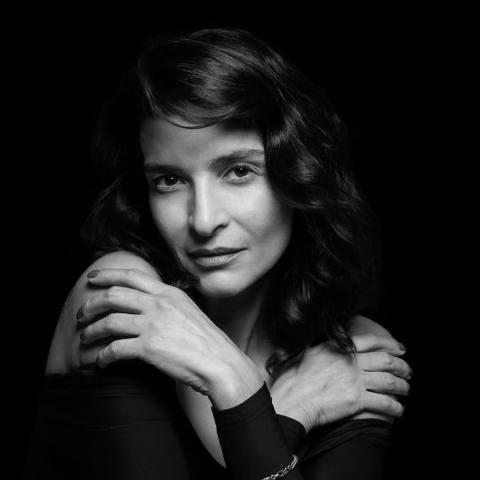 Η Αντιγόνη Κουλουκάκου αφήνει τα μαλλιά της γκρίζα