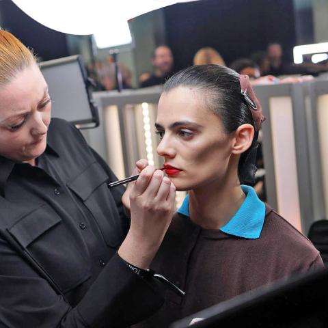 One lipstick look: Πώς να δείχνετε περιποιημένη με ένα μόνο κραγιόν