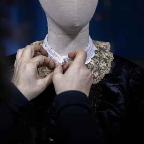 Rewoven -Η μνήμη υφαίνεται ξανά: Μια έκθεση στη Νάξο μετατρέπει τη μνήμη σε τέχνη, υφαίνοντας νήματα ιστορίας και ταυτότητας