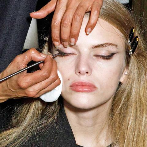 Eyeliner μετά τα 40: πώς το φοράμε χωρίς να βαραίνει το βλέμμα