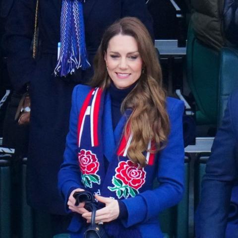 Η Κέιτ Μίντλετον με μπλε παλτό