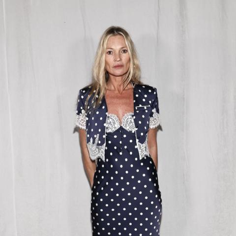 Η Κέιτ Μος ποζάρει με το πουά φόρεμα 