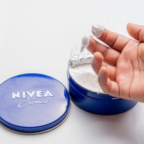 Ένας φαρμακοποιός ξεκαθαρίζει πού δεν πρέπει να εφαρμόζεται η κρέμα Nivea στο μπλε κουτί