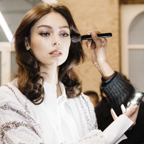 Τα ρουζ της άνοιξης που χαρίζουν φυσική λάμψη -Οι δύο αποχρώσεις που θα κυριαρχήσουν