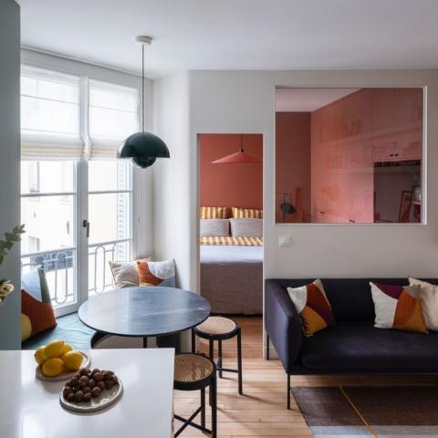 ένα μικρό διαμέρισμα μόλις 34 τετραγωνικών μέτρων έχει μεταμορφωθεί σε ένα φωτεινό και ζεστό σπίτι