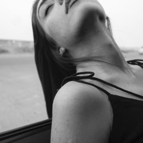 Γυναίκα έχει βγάλει το κεφάλι της έξω από το παράθυρο 