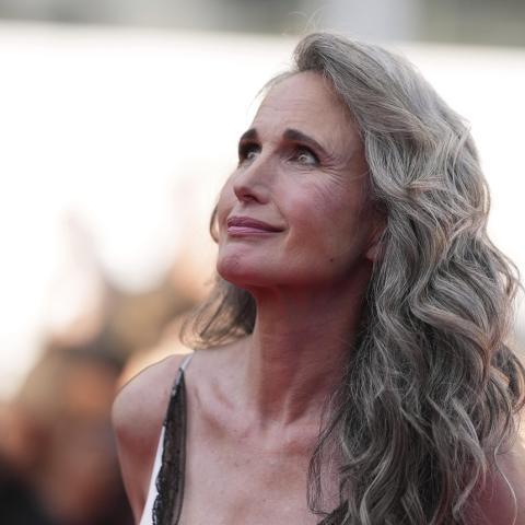 Η Άντι ΜακΝτάουελ με γκρι μαλλιά/Φωτογραφία AP 