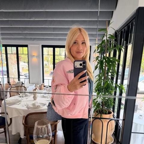 Το ροζ bomber τζάκετ της Φαίης Σκορδά μας εμπνέει για stylish ταξίδια το Πάσχα