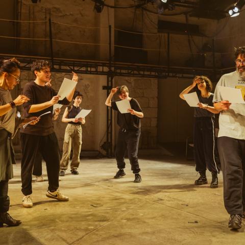  Η εμπειρία της Ανοιχτής Πρόβας είναι σχεδόν σωματική. Οι ηθοποιοί κινούνται ασταμάτητα, ακόμα κι όταν έχουν ήδη διανύσει ώρες. Φωτογραφία: Γιάννης Καλλιαντάς