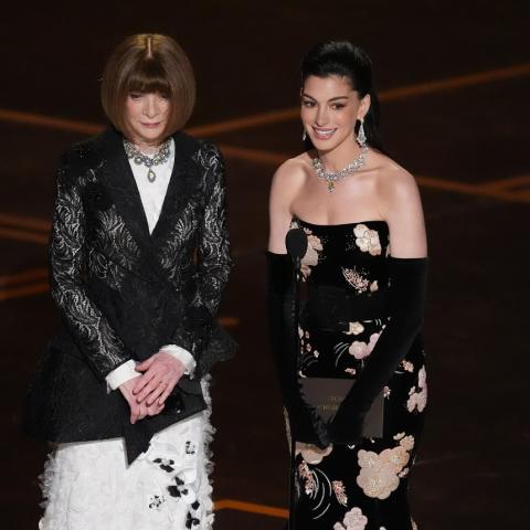 Η Άννα Γουίντουρ, αριστερά, και η Αν Χάθαγουεϊ απονέμουν το βραβείο καλύτερου σχεδιασμού κοστουμιών κατά τη διάρκεια των βραβείων Όσκαρ/Φωτογραφία AP