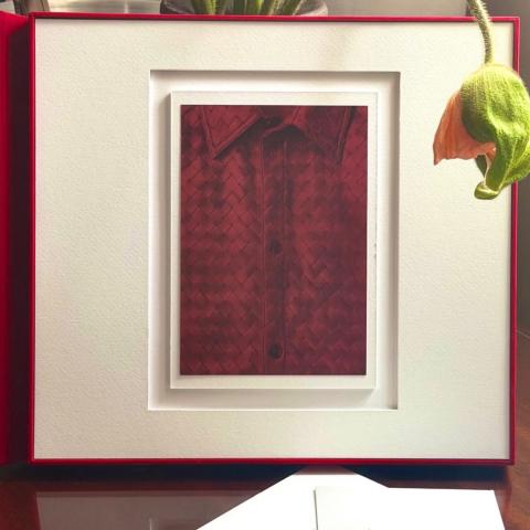 Poppy M. Jones: Η ζωγράφος που έδωσε καλλιτεχνική υπόσταση στις προσκλήσεις της Bottega Veneta