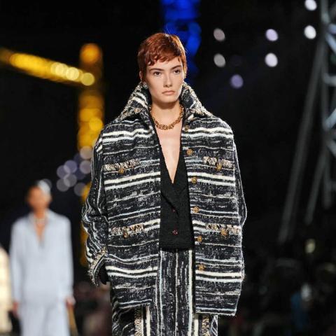 μοντέλο του οίκου chanel στο πλαίσιο της Εβδομάδας Μόδας 2026 στο Παρίσι