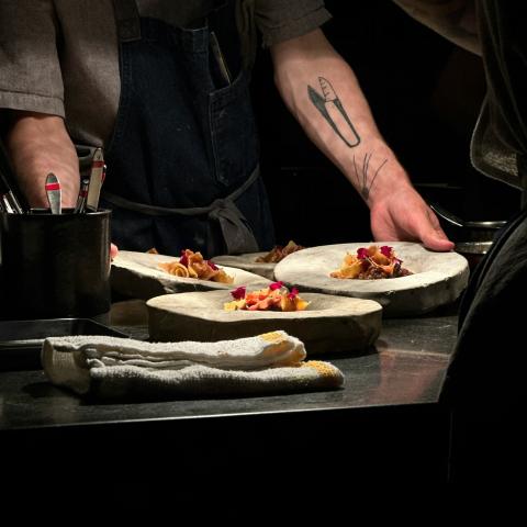 Σεφ κρατά πιάτα