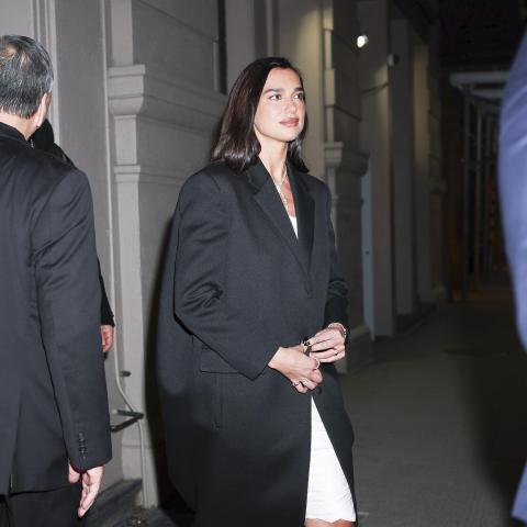 Η Ντούα Λίπα με λευκές γόβες/Φωτογραφία Getty Images 