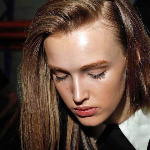 Καφέ μάσκαρα για φυσικό αποτέλεσμα μακιγιάζ -Κορυφαίες επιλογές που θα αναδείξουν το βλέμμα