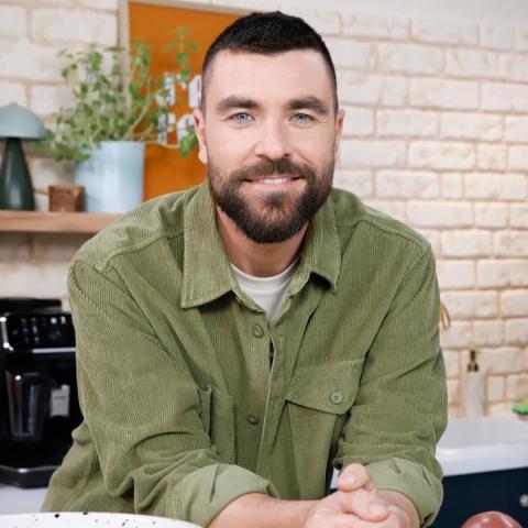 Ο Γαβριήλ Νικολαΐδης στη νέα του κουζίνα