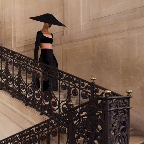 Gallerina σε σκάλα / Jacquemus 