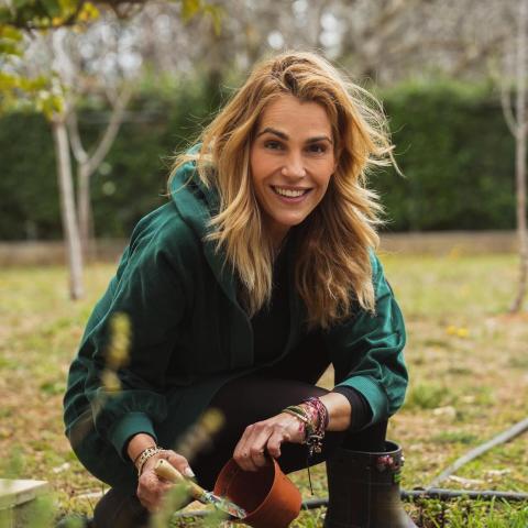 Η Τζένη Μπότση στον κήπο του σπιτιού της