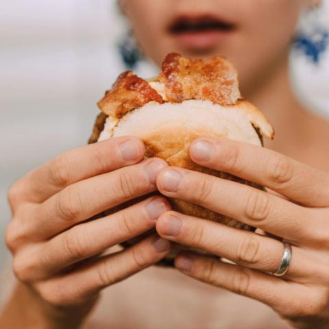 Γυναίκα τρώει μπέργκερ 