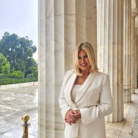 η ρανια θρασκια με λευκο κοστουμι στη βουλη 