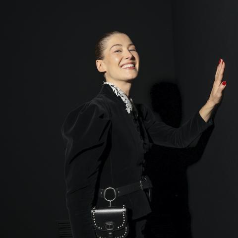 Η Ρόζαμουντ Πάικ σε επίδειξη Dior