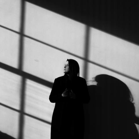 Γυναίκα στέκεται 