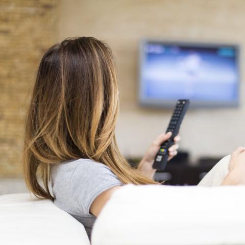 Γυναίκα που βλέπει τηλεόραση